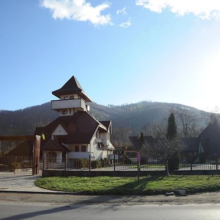 Castelul De Smarald Bed & Breakfast Pangaracior ภายนอก รูปภาพ