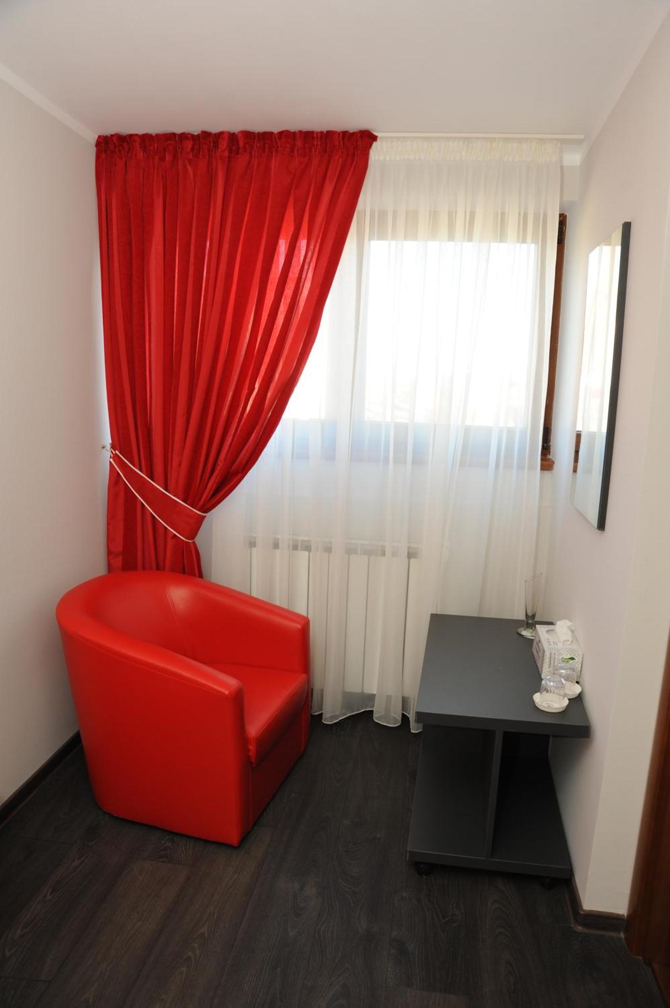 Castelul De Smarald Bed & Breakfast Pangaracior ภายนอก รูปภาพ