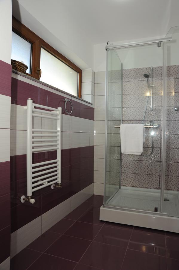 Castelul De Smarald Bed & Breakfast Pangaracior ภายนอก รูปภาพ